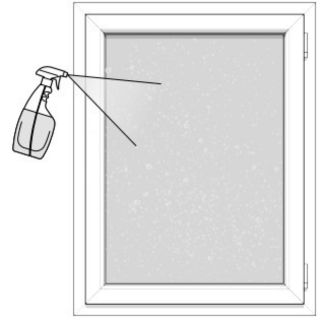 Illustration : vaporiser l'eau savonneuse sur le film