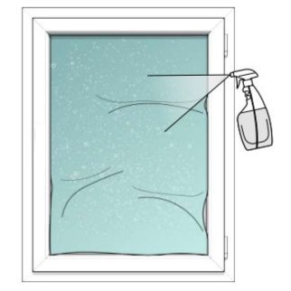 Illustration : vaporiser l'eau savonneuse sur le vitrage