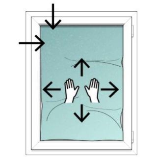 Illustration : positionner et lisser le film sur le vitrage depuis le centre